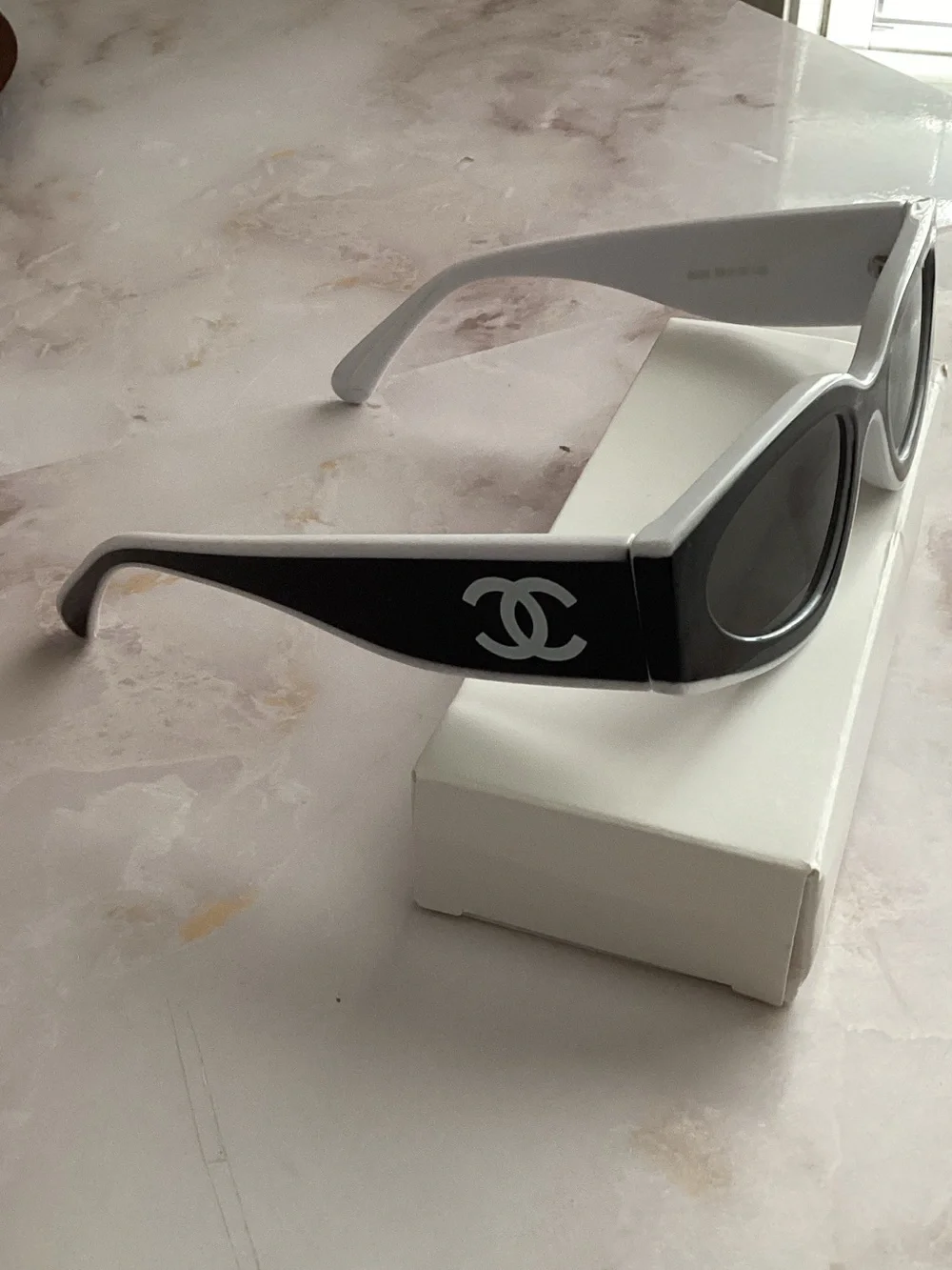 black and white fashion sun glasses